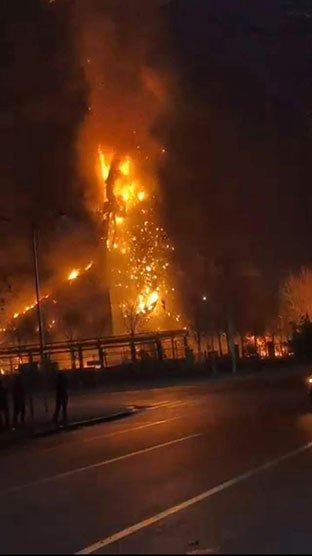 河北预制菜厂房大火烧3小时 整楼烧毁无伤亡