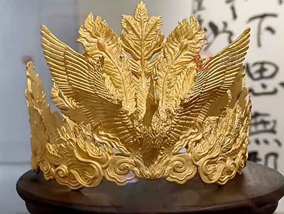 4斤黄金凤冠被男童损毁 美术馆回应罩子未固定