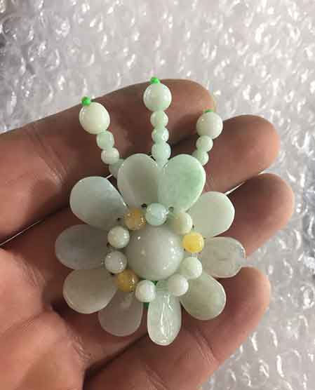 毛衣静电粘走3000元翡翠!女子逐家归还获赞