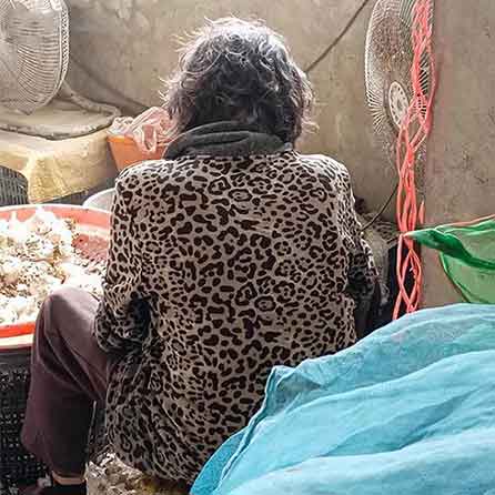 26岁孙子索财未果 当街殴打失智奶奶被刑拘