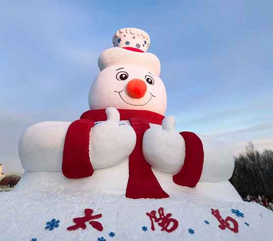 尔滨宠粉实锤！19米大雪人连夜补妆迎游客