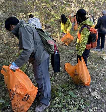 重庆女士带队“拾荒登山”!百人守护山野净土