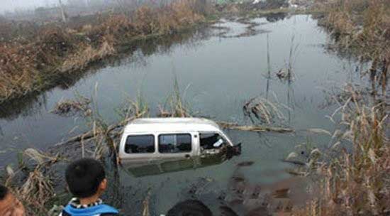 江西园长驾车送娃落水8人遇难!官方通报详情
