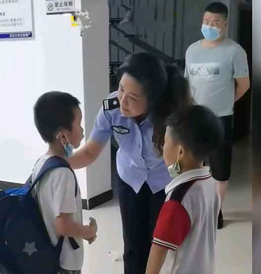 央视点赞！7名小学生吵架组团派出所评理