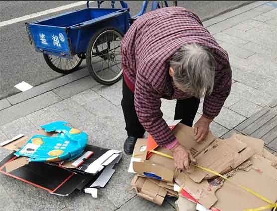 83岁捡废品老人花光11万拆迁款买保健品！