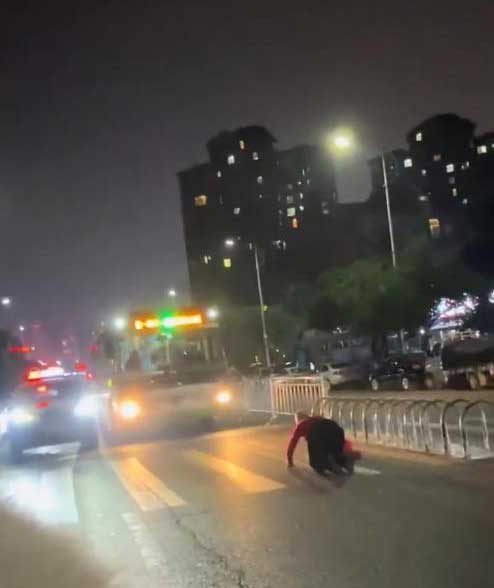 四川宜宾惊现红衣女子！拦停公交后磕头爬行