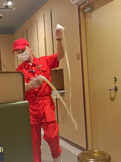 海底捞捞面3次甩地上上桌！赔偿反转引热议