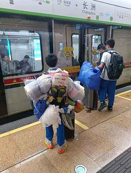 广州初中生独扛行李回家视频全网爆火