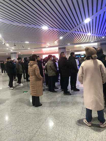 40岁东北独生女回家 11人4车满级接站太好哭