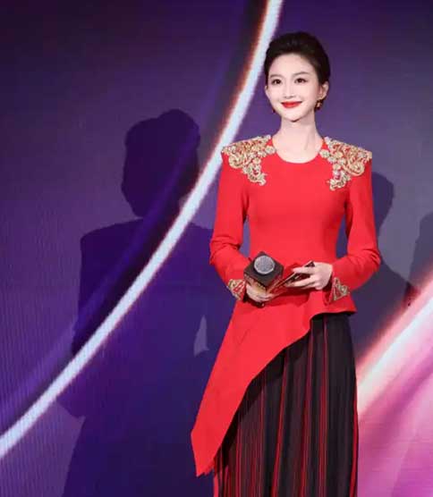 39岁刘心悦登央视春晚主会场 黑马新面孔