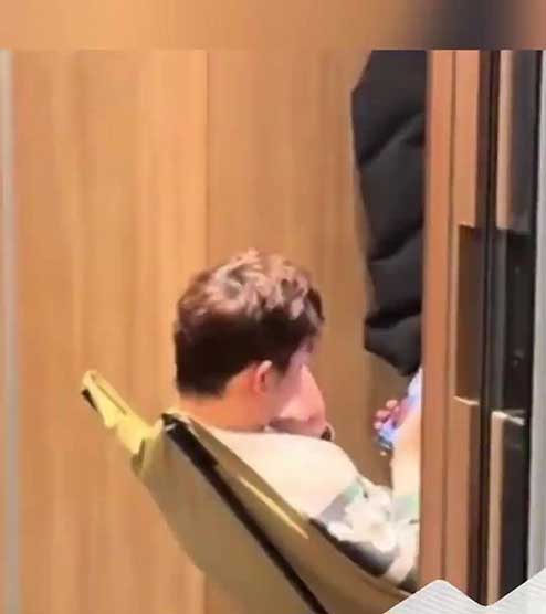 男子自带折叠椅坐高铁引热议 12306权威回应