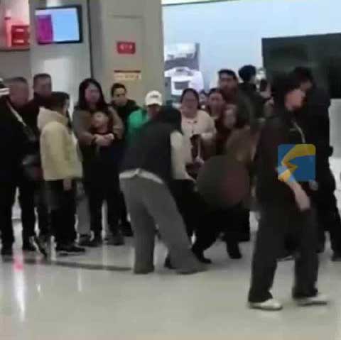 机器人表演碰倒老人双双倒地 官方回应来了