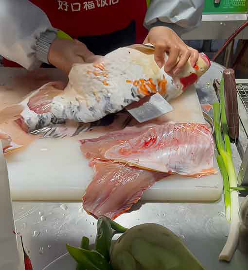 千元锦鲤跳缸身亡 老板含泪做酸菜鱼