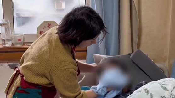 破防😭男子刚退休就瘫痪，女友照护到崩溃