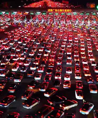 春运暴击😭高速返乡红色长龙，一眼望不到头