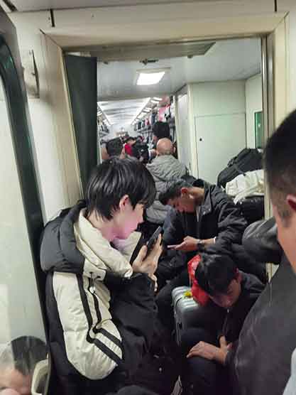 53岁大叔乘64.5元绿皮车，奔赴马年团圆