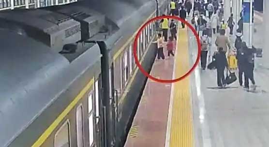 揪心⚠️4岁娃掉站台缝隙 乘警趴地30秒封神救援