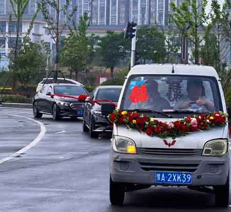 远嫁婚车遇陌生车交替陪跑，双向善意太好哭❤️
