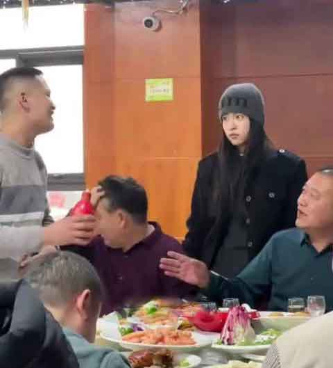 爸爸被劝酒，女儿站身后霸气护爹😭
