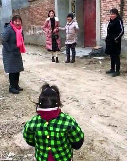 😭贵州女孩见打工一年妈妈，愣在原地不敢认