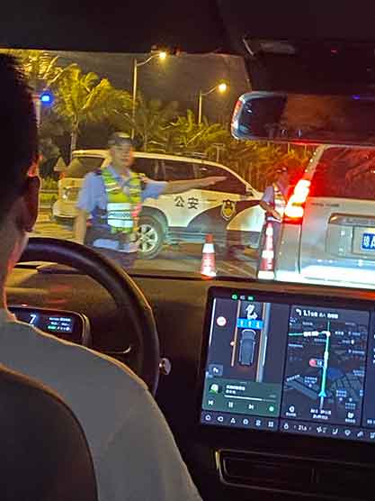 查酒驾意外见家长 执勤交警瞬间脸红出圈