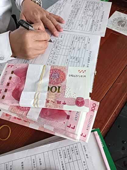 员工领钱数近10万 现场数钱数到手抽筋