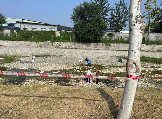 江西一桥下挖到金子系谣言⚠️警方已清退