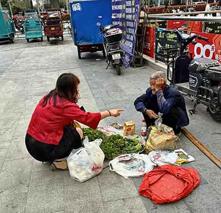 🔥老人跨省卖菜10年，挣出一栋房