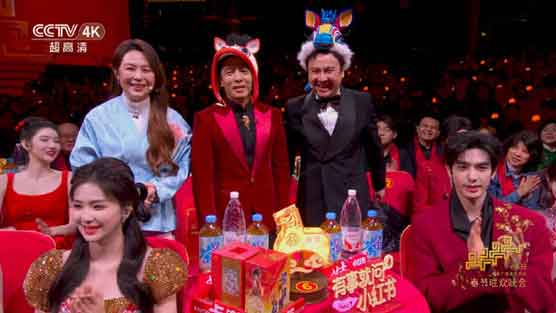 2026春晚名场面｜马丽给撒贝宁戴马头帽封神