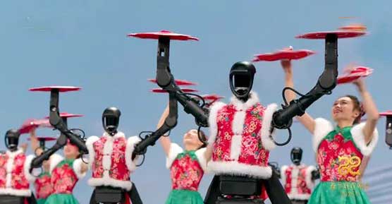 🔥春晚机器人去年转手帕今年翻桌跑酷