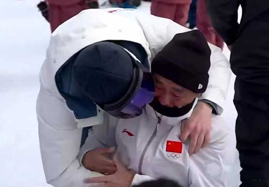 苏翊鸣夺冠 教练佐藤康弘双膝跪地