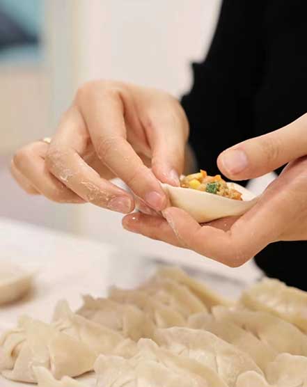 当代年轻人包饺子主打一个松弛