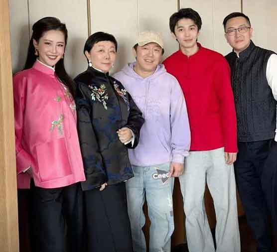 2026春节：黄渤回青拜年 妻子小欧朵拉头首亮相