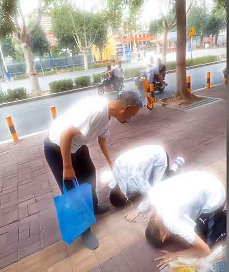 男子走亲戚被外甥截停 跪地磕头要红包