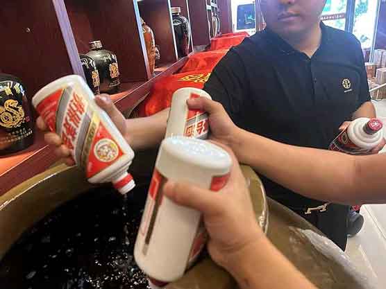 男子拜年喝1斤白酒 火车站断片躺平