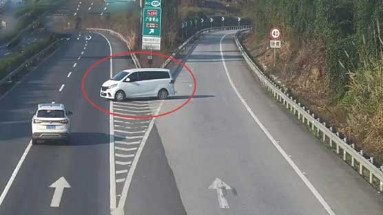 警钟🔥男子下错收费站逆行 被罚200扣12分