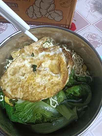 社死现场😂女子不会做饭，用泡面招待亲戚