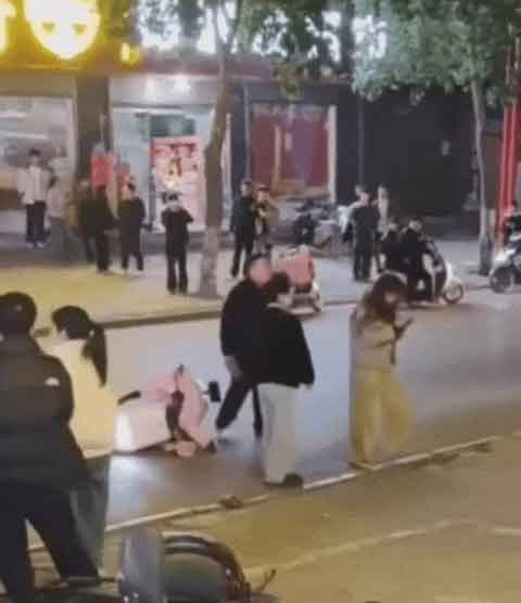 15岁女孩被当街殴打，打人夫妻已批捕