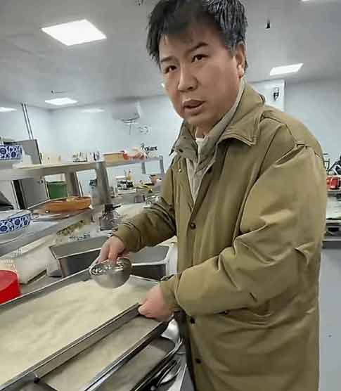 武林外传乞丐小米 戏外坚持施粥成真大侠