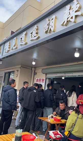 河南水煎包店营业首日爆火 每人限购10个