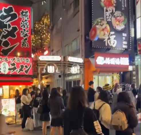 全球热潮！外国人涌入麻辣烫店排队打卡