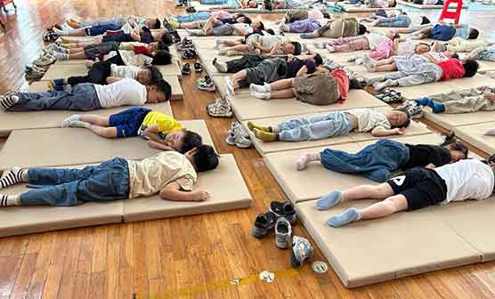 两会直击✨代表建议：中小学生都能躺下午休
