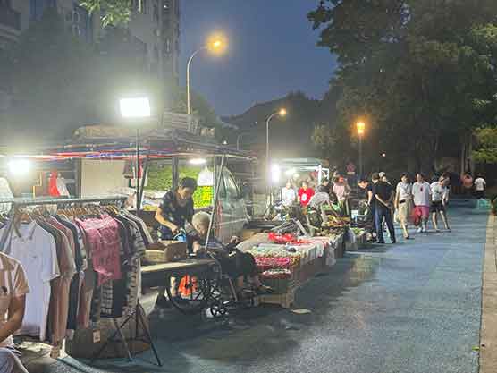 曼彻斯特桥洞为何现中国烧烤摊?海外夜市文化出圈真相