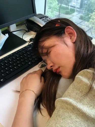 20岁女生长期开灯睡觉胖到200斤