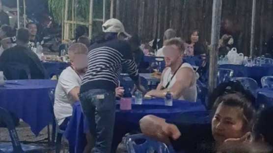 老外误把湖南白事酒席当饭店，村民暖心化解乌龙