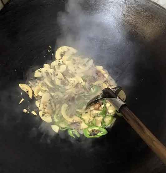 长沙住户窗外架炉灶炒菜 官方紧急叫停整改