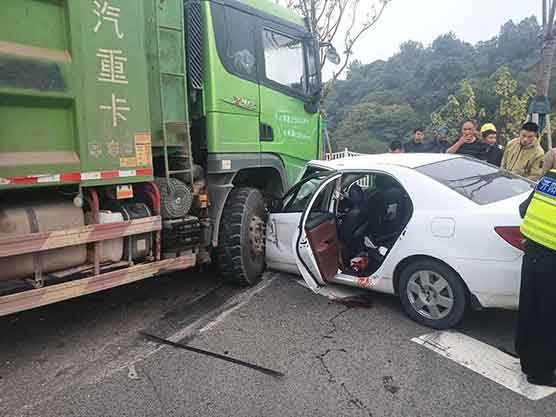 高速停车救人致1死3伤 好心男子被判次责 法律边界引热议