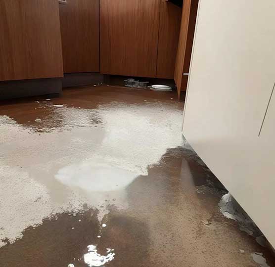 收房见7管灌水泥！租客极端报复引全网震怒🚨