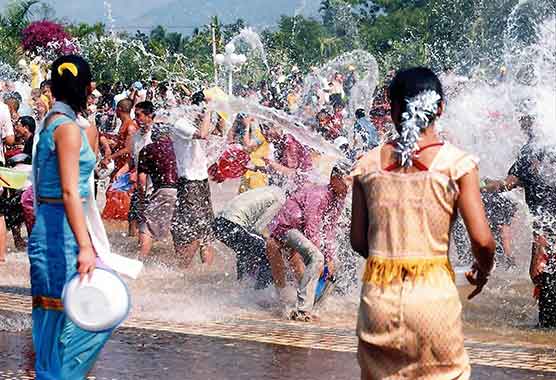 云南泼水节男子抹洗发水洗头遭众人围攻泼水