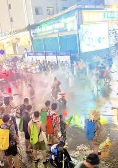 泼水节变暴力狂欢！2女子遭水枪狂喷，官方介入调查